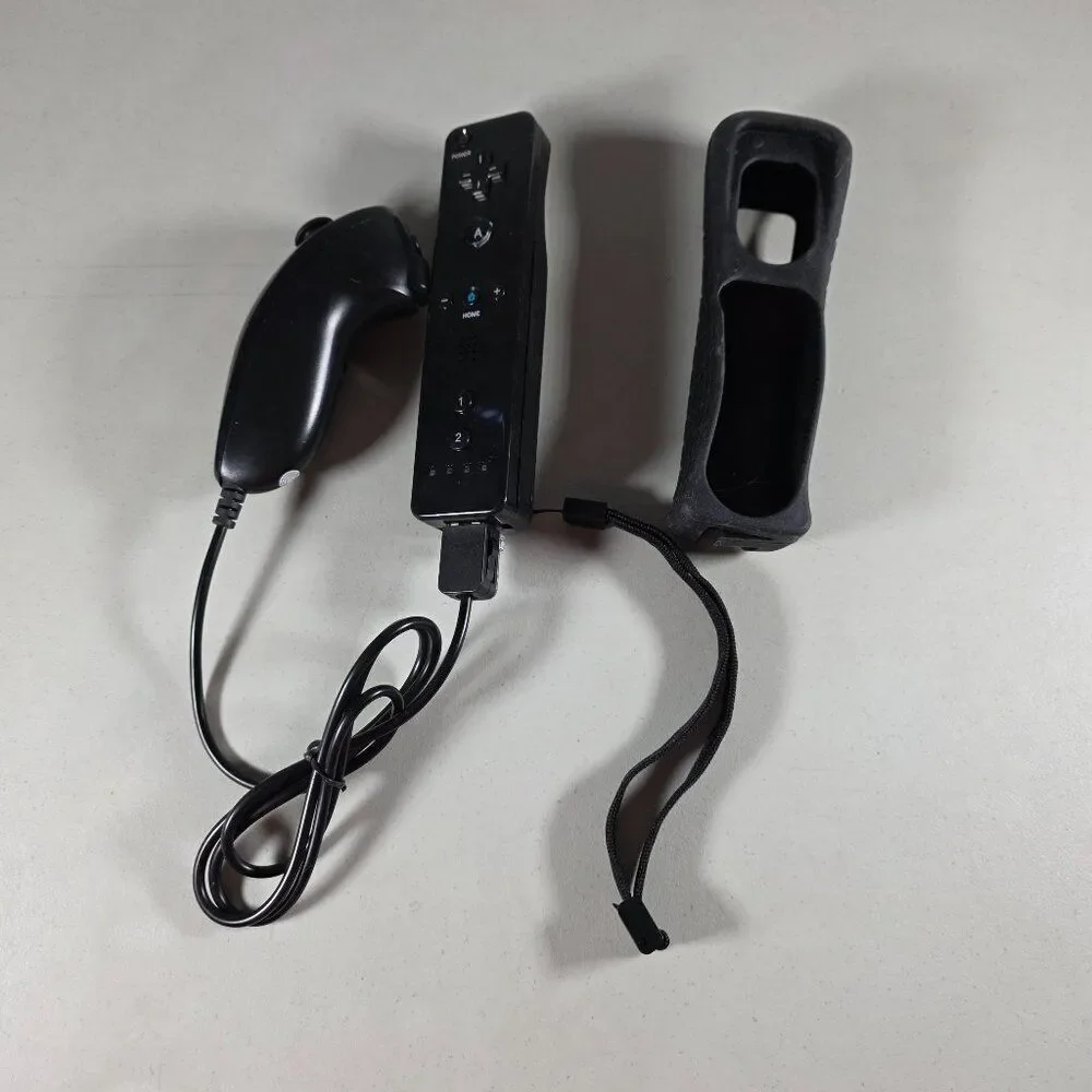 Wii Nunchuck + Remote w/ MotionPlus – Black – Silicone Cover – Generic Brand